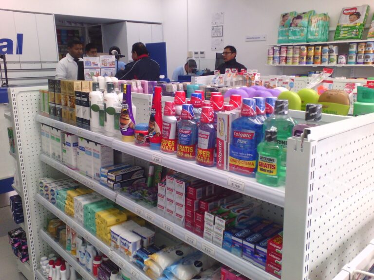 Gondolas-metalicas-para-tiendas-minimarket-farmacias-peru-inntecmetal